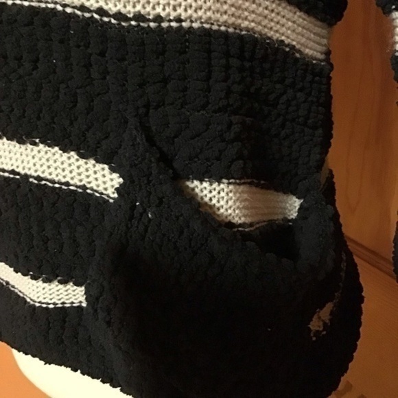 3 for 20 $ bundle Rewind Fuzzy striped sweater with cute stash pocket - Picture 9 of 10